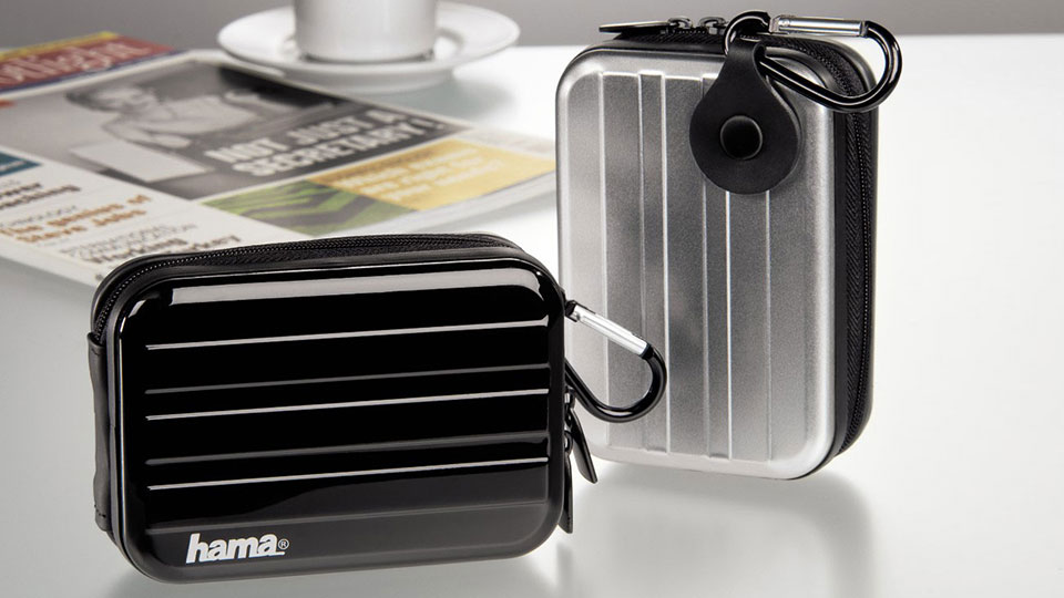 Die Kameratasche "Metal Style" hat eine Metallschale und einen Karabinerhaken. (Bild: Hama)