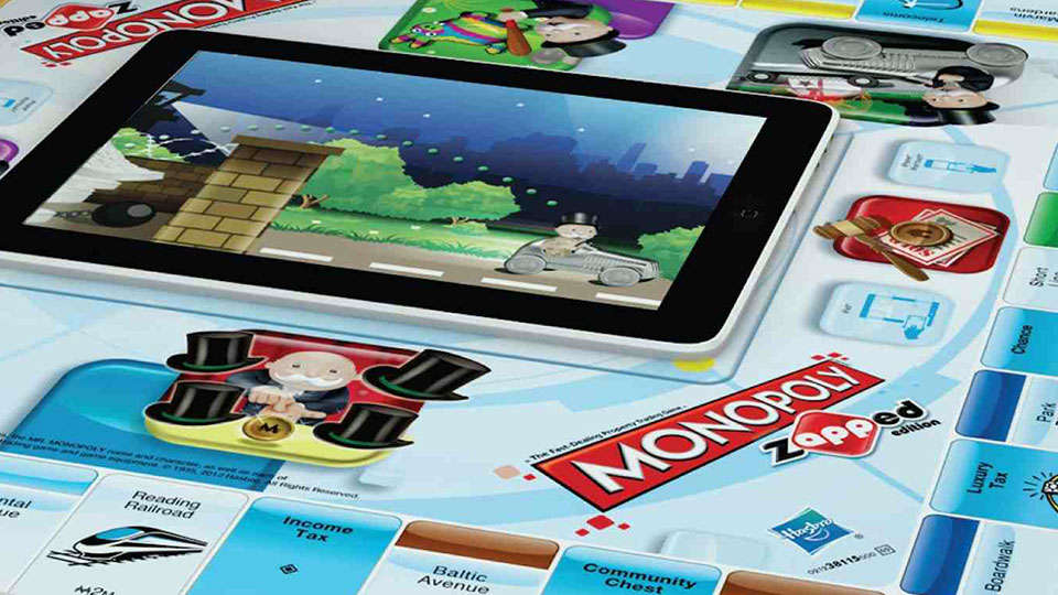 Bei Monopoly Zapped wird das iPad zum Bestandteil des Spielbretts. (Bild: Hasbro)