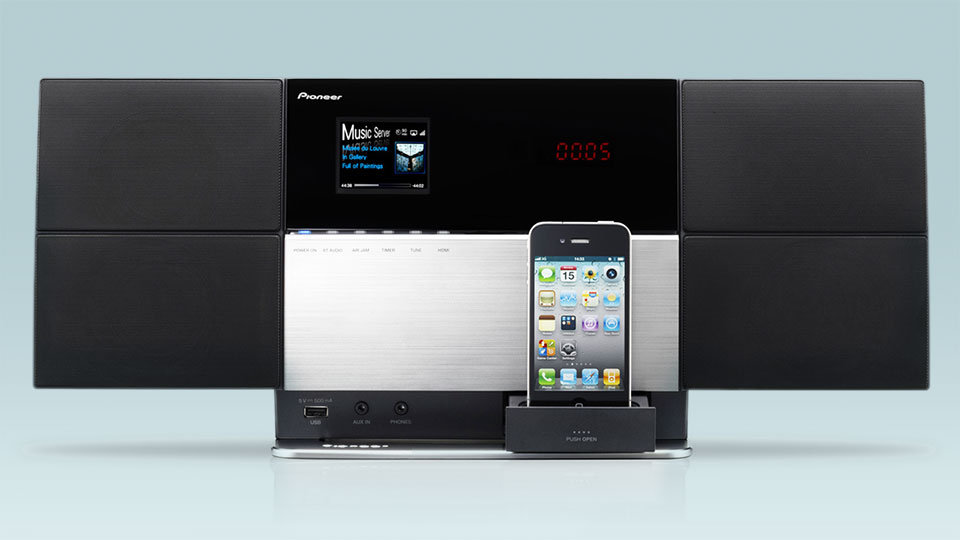 Das Audio-Komplettsystem X-SMC5-S mit ausgezogenem iPod-Dock. (Bild: Pioneer)