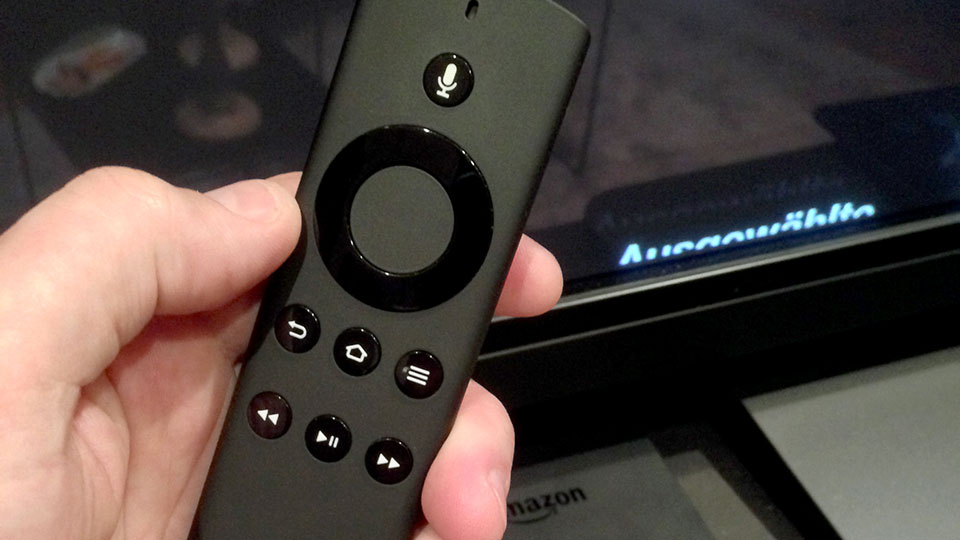 Die Fire Remote erinnert an Apple TV verbindet sich aber per Bluetooth mit der Set-Top-Box. So eignet sie sich auch als Mikrofon für die Suchfunktion. (Bild: R. Otter)
