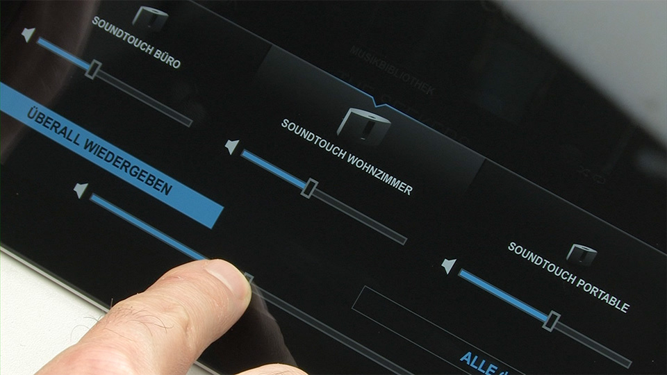 Die Bildschirmtaste „Überall wiedergeben“ schaltet das Multiroom-System in den Party-Betrieb.