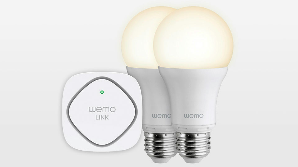 WeMo Smart LED: Das Startpaket mit dem Zigbee-Funkstecker WeMo Link. © Belkin