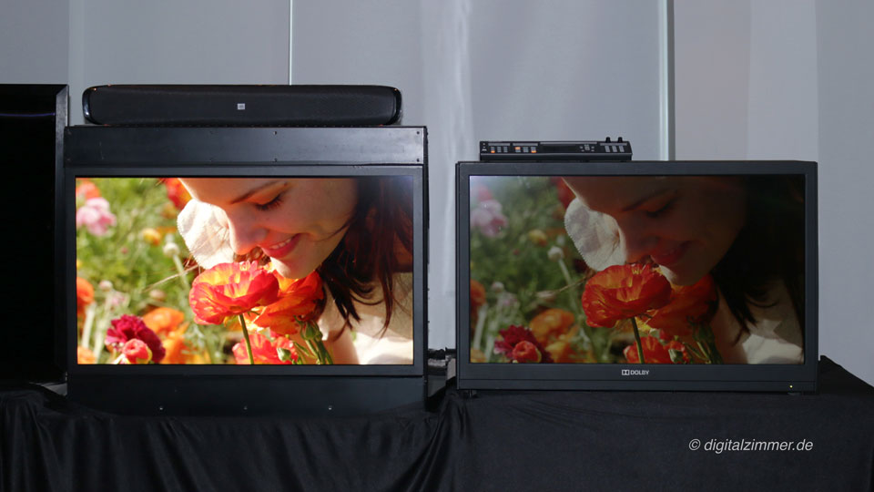 Helligkeitsvergleich eines HDR-Bildschirms (links) mit einem konventionellen Studiomonitor von Dolby. 