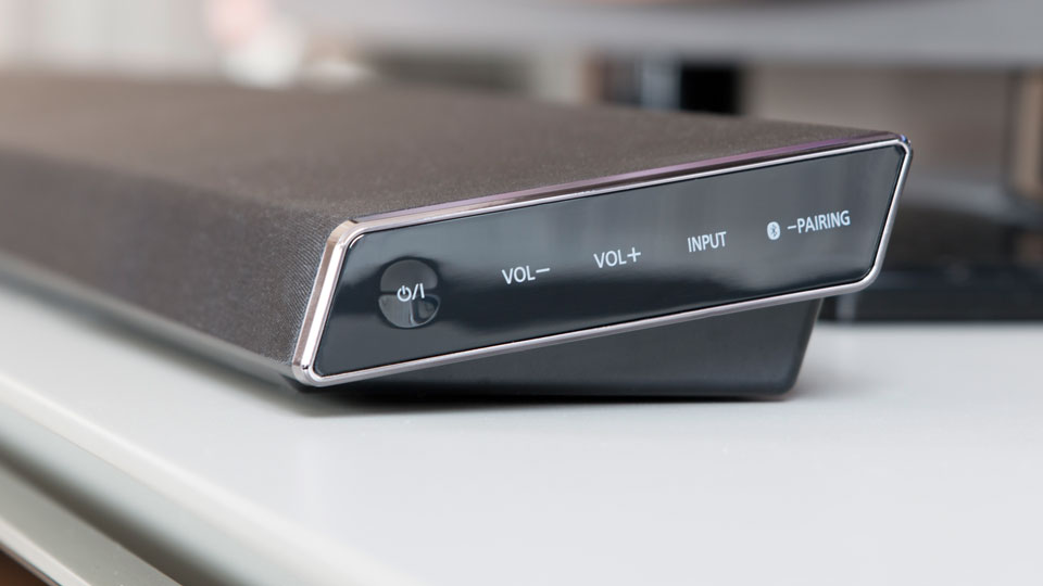 Der Soundbar SC-ALL70T versorgt zwei Funkboxen mit Surround-Signalen. ©digitalzimmer