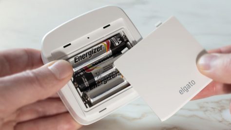 Eve Room und Eve Weather arbeiten mit je drei Mignon-Batterien (Typ AA). ©digitalzimmer