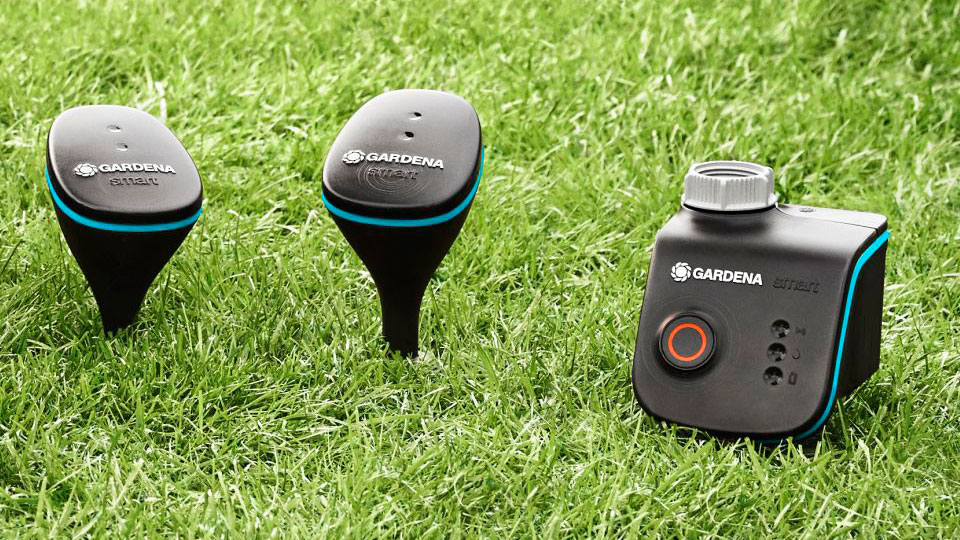 Smart Sensoren (links) messen die Bodenfeuchtigkein, der Water Conrol (rechts) wirft den Sprinkler an.