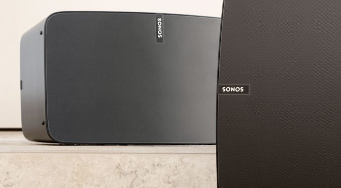 Der Sonos Play:5 hat ein Mikrofon für künftige Sprachsteuerung bereits eingebaut.
