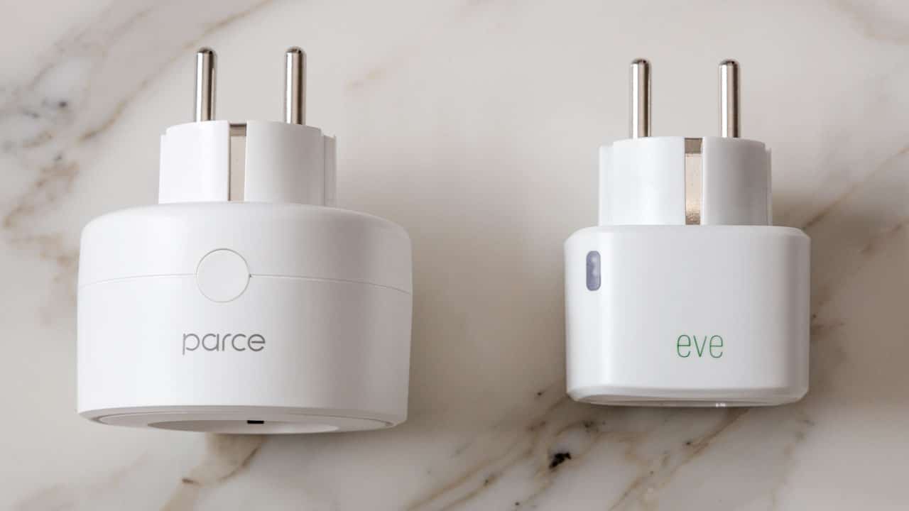 Parce One und Eve Power: Beide HomeKit-Steckdosen im Größenvergleich. ©digitalzimmer