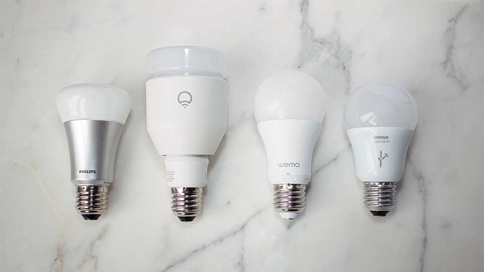Die LIFX-Lampe ist deutlich größer als Modelle von Philips, Belkin oder Osram. ©digitalzimmer