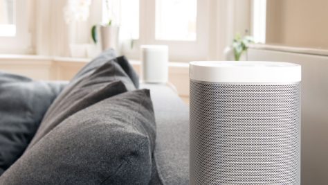 Zwei Play:1 von Sonos können als drahtlose Surround-Lautsprecher auch Kinoton wiedergeben.
