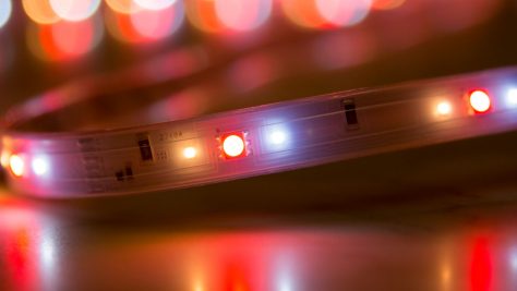 Die bunten LEDs werden flankiert von warm- und kaltweißen Exemplaren. ©digitalzimmer.de