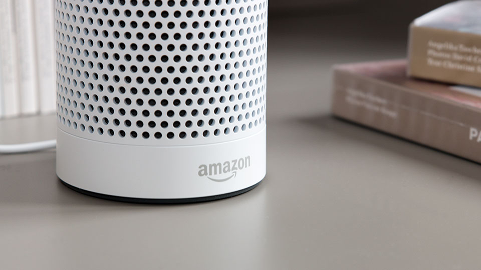 Den Smarthome-Lautsprecher Amazon Echo gibt es in Schwarz oder Weiß. ©digitalzimmer
