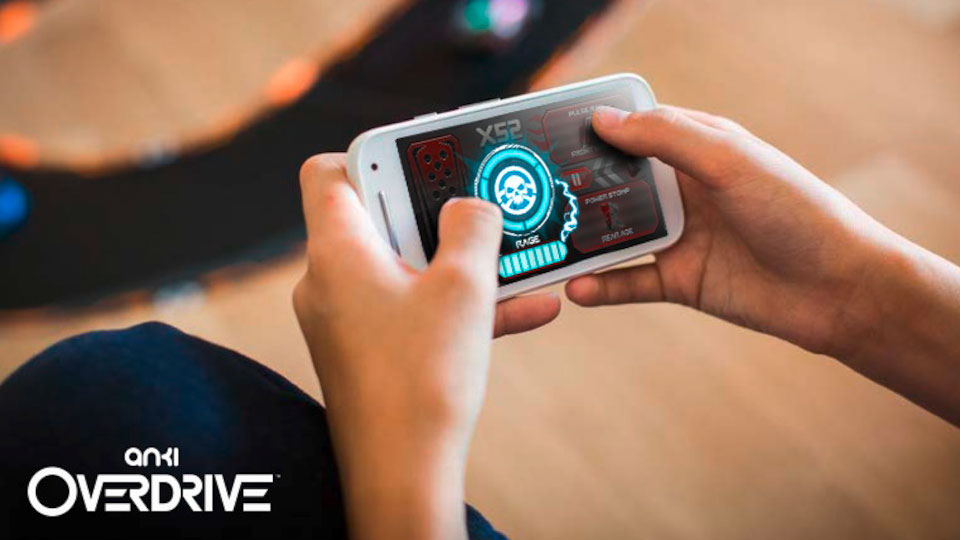 Mit der Overdrive-App am Smartphone steuern die Spieler ihre Fahrzeuge. Bild: Anki