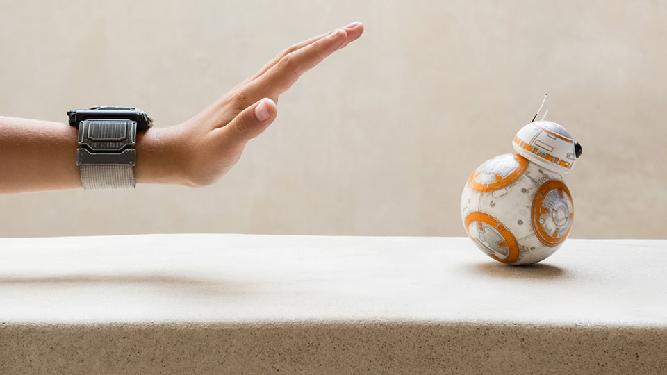 Mit dem Force Band am Hangelenk reagiert der Star Wars-Roboter auf Gesten. Bild: Sphero