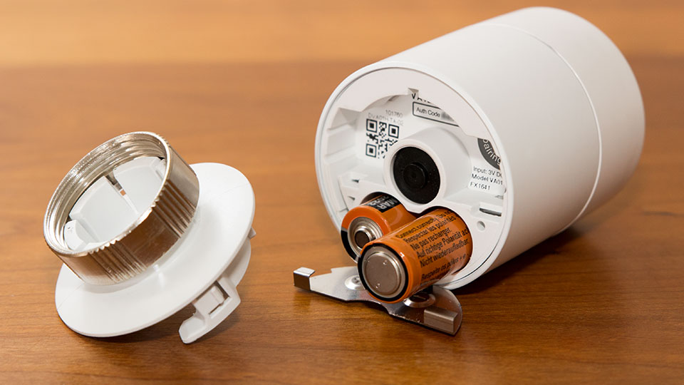 Zwei AA-Batterien versorgen den Heizkörperthermostat von Tado mit Energie. ©digitalzimmer