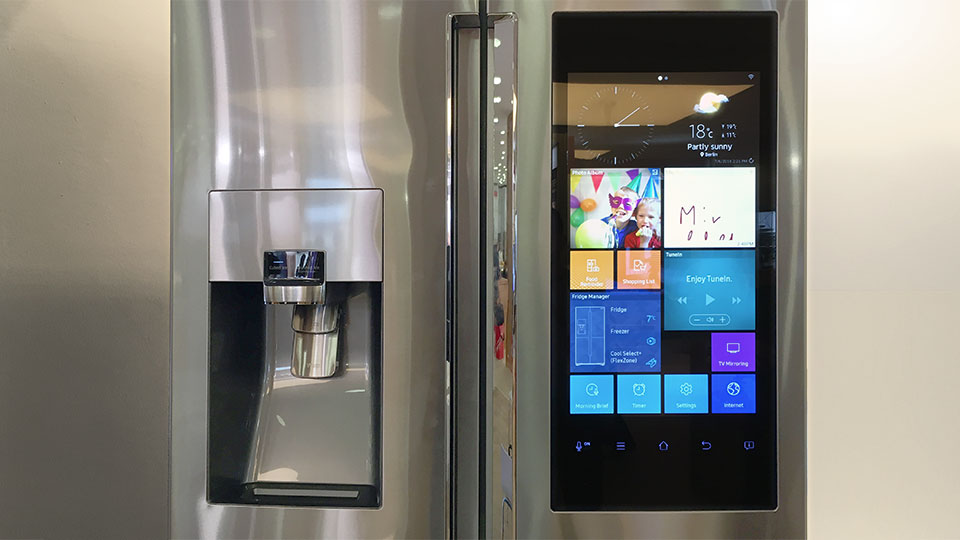 Der „Family Hub“ von Samsung ist ein Touchsreen auf der Kühlschranktür. ©digitalzimmer