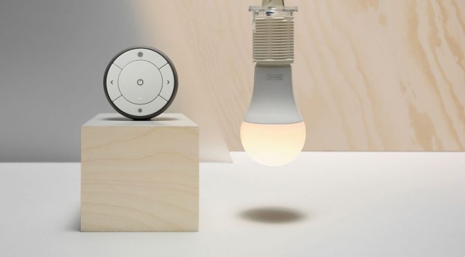 Das Tradfri Dimmer-Set von Ikea enthält Lampe plus Fernbedienung. Bild: Ikea