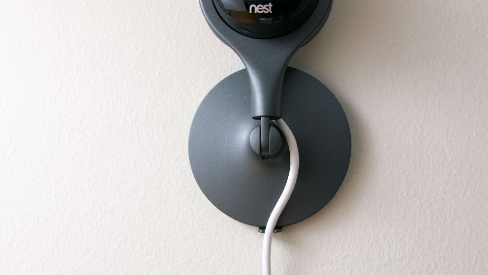 Eine Kabelführung am Wandhalter fixiert die USB-Strippe bei senkrechter Montage. ©digitalzimmer 