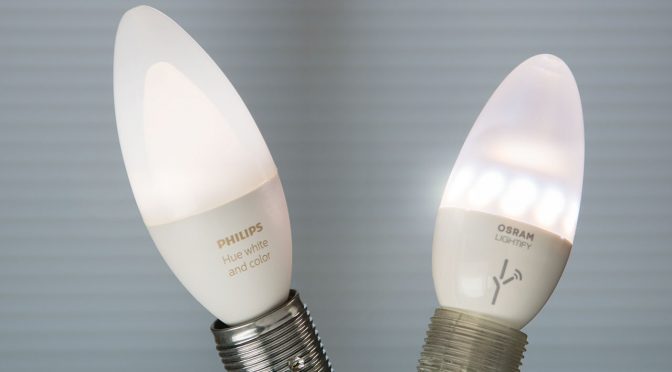 Die E14-Kerzenlampen von Philips Hue und Osram Lightify im Vergleich. ©digitalzimmer