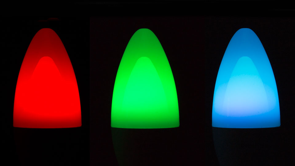 Die bunte Hue-Kerzenlampe schafft auch klare Grün- und Blautöne. ©digitalzimmer
