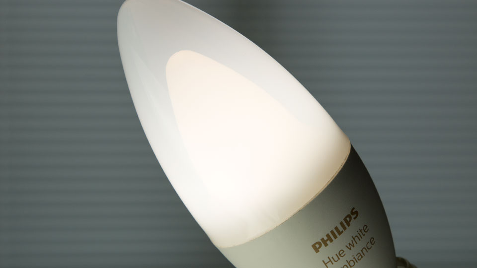 Im Innern der Philips-Kerzenlampe strahlt gleichmäßig ein Lichtkegel. ©digitalzimmer