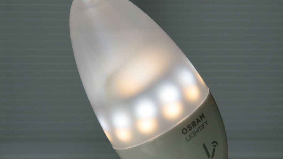 Im Lampenkörper von Osram sind die kalt- und warmweißen LEDs zu sehen. ©digitalzimmer 