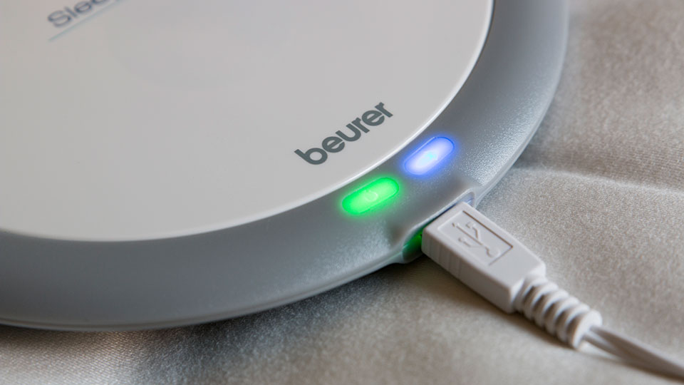 Der Schlafsensor Beurer SE 80 wird per USB mit Energie versorgt. ©digitalzimmer