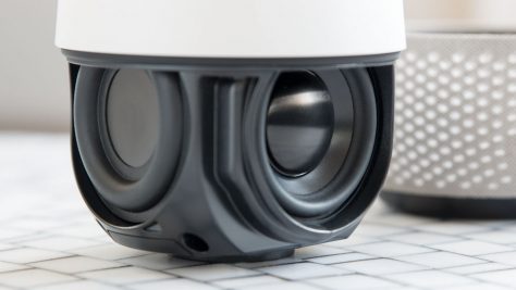 Ein Lautsprecher und zwei Passivmembranen liefern den Ton des Google Home. ©digitalzimmer