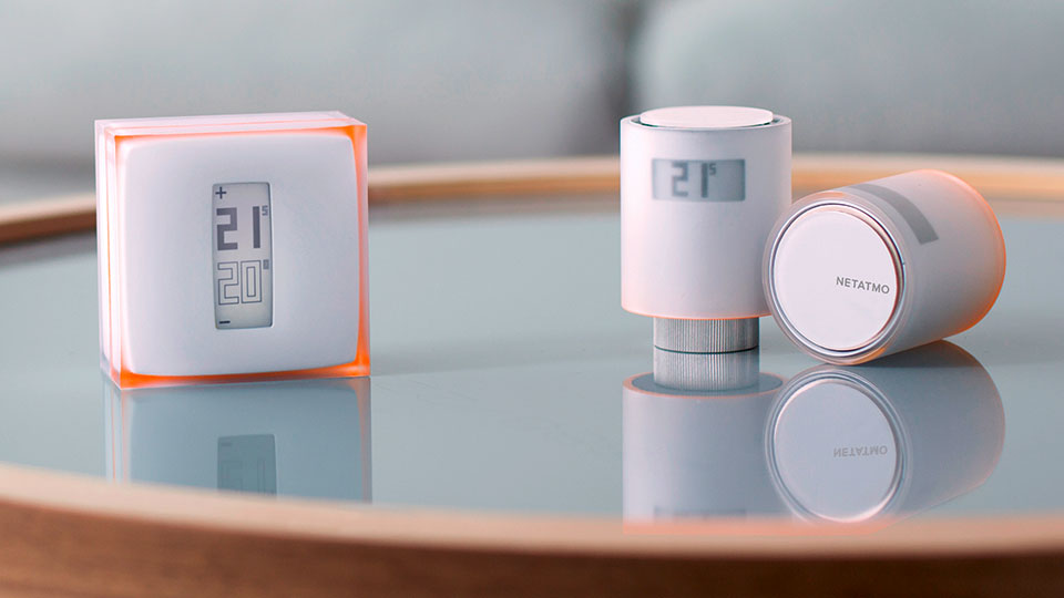 Der Smart Thermostat von Netatmo und die neuen Heizkörperregler (rechts). Bild Hersteller