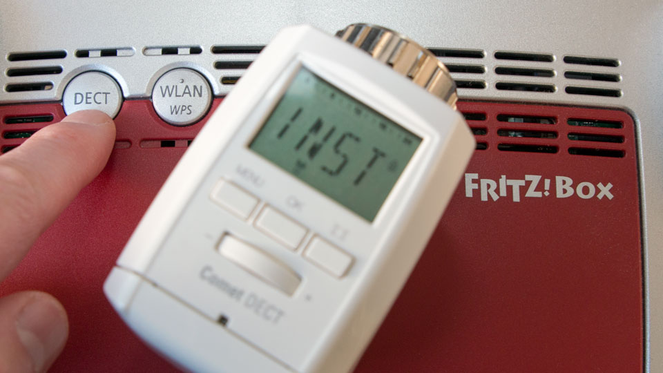 Ein Druck auf die Dect-Taste der Fritzbox meldet den Thermostat am Router an. ©digitalzimmer