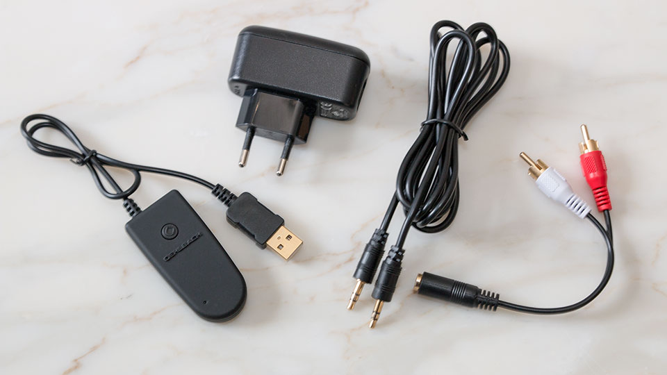 Der BTT5000 wird komplett mit Kabeln und USB-Netzteil geliefert. ©digitalzimmer