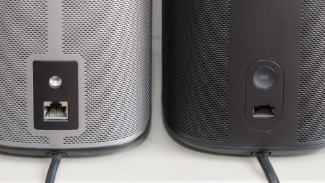 Das Schraubgewinde für Wandhalter (links) gibt es am Sonos One nicht mehr. ©digitalzimmer