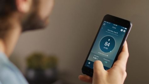 Die App am Smartphone sokumentiert das persönliche Schlafverhalten. Bild: Philips