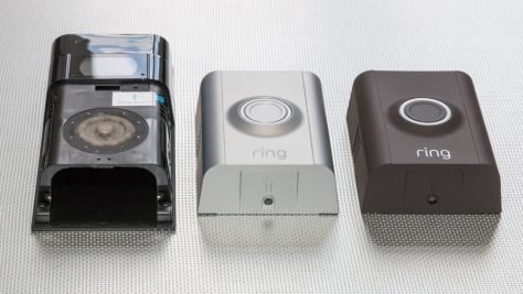 Gehäuseschalen in zwei Farben gehören zum Lieferumfang der Ring Video Doorbell. ©digitalzimmer