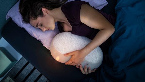 Das smarte Kissen von Somnox soll beim Ein- und Durchschlafen helfen. Bild: Hersteller