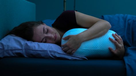 Kuscheln bis der Schlaf kommt: Somnox im nächtlichen Einsatz. Bild: Hersteller