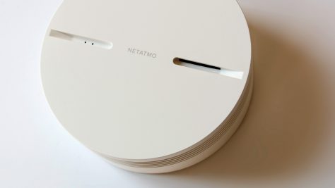 Der Rauchwarnmelder von Netatmo ist 4,5 Zentimeter hoch und hat einen Durchmesser von 11,5 cm. ©digitalzimmer