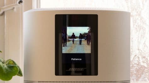 Das Farbdisplay am Home Speaker 500 zeigt Plattencover und Senderlogos an. ©digitalzimmer
