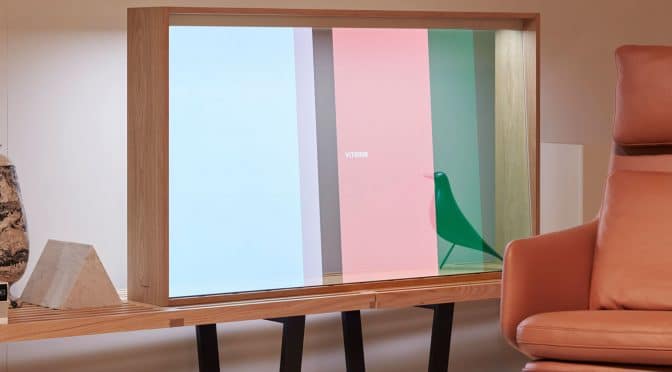 Panasonic zeigt auf der Mailänder Möbelmesse den Prototypen eines transparenten OLED-TV. Bild: Hersteller