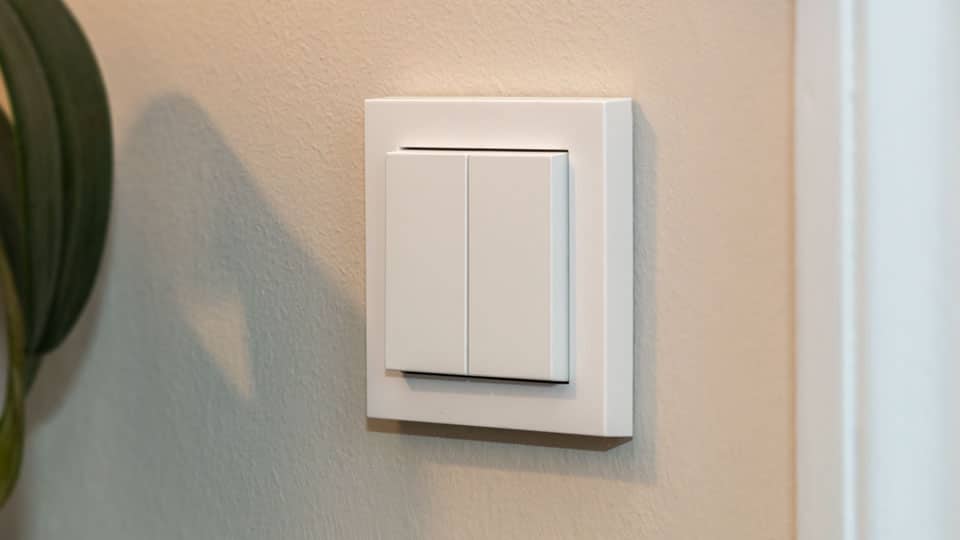 Ein Nahaufnahfingerlicht schaltet das Licht am Touch-Schalter ein