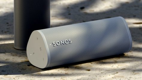 Der Sonos Beam, stehend und liegend.