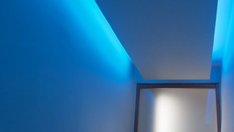 Indirekte Deckenbeleuchtung mit blauem Licht