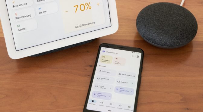Android-Smartphone mit der neuen Google Home App und Nest Hub